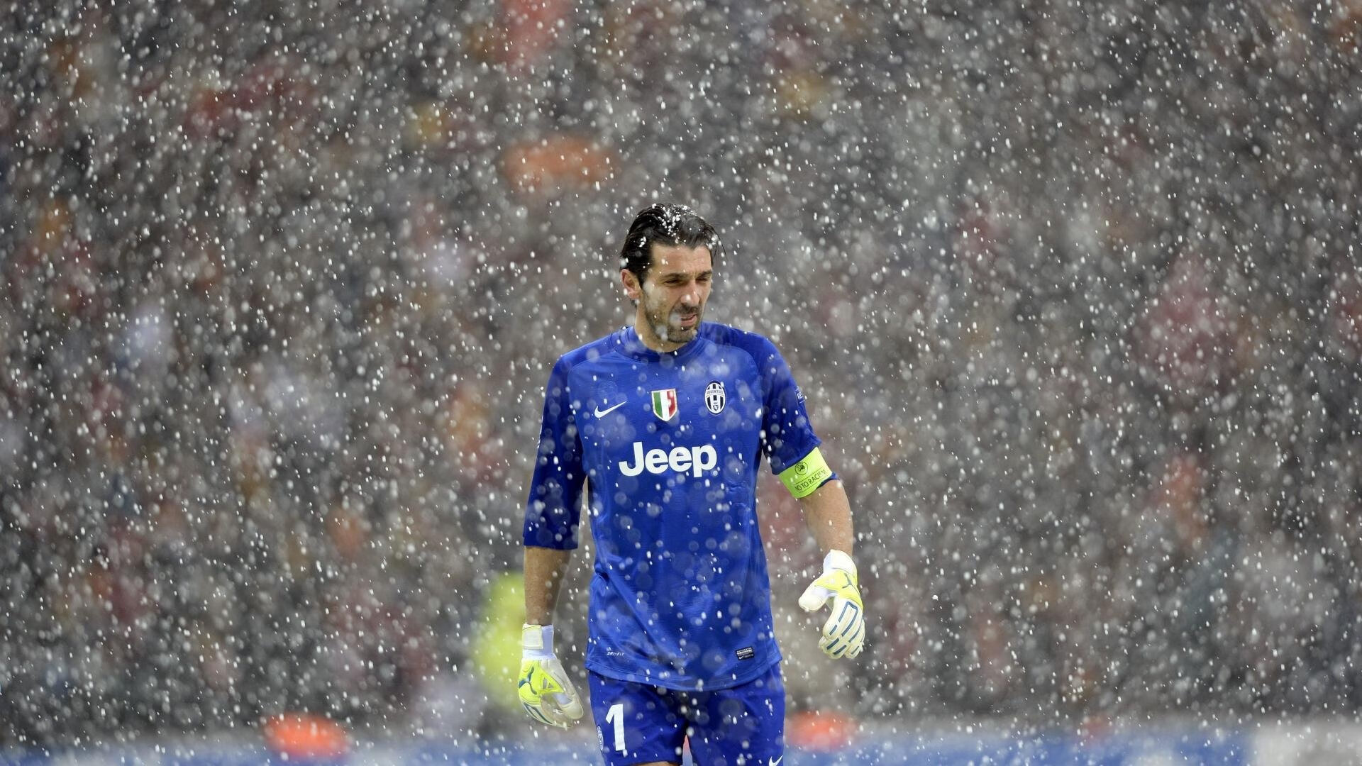 地级市足球基础设施建设持续推进，赛场环境全面改善，足球基地建设标准